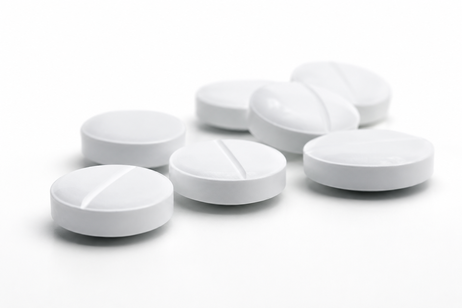 White scored pharmaceutical tablets